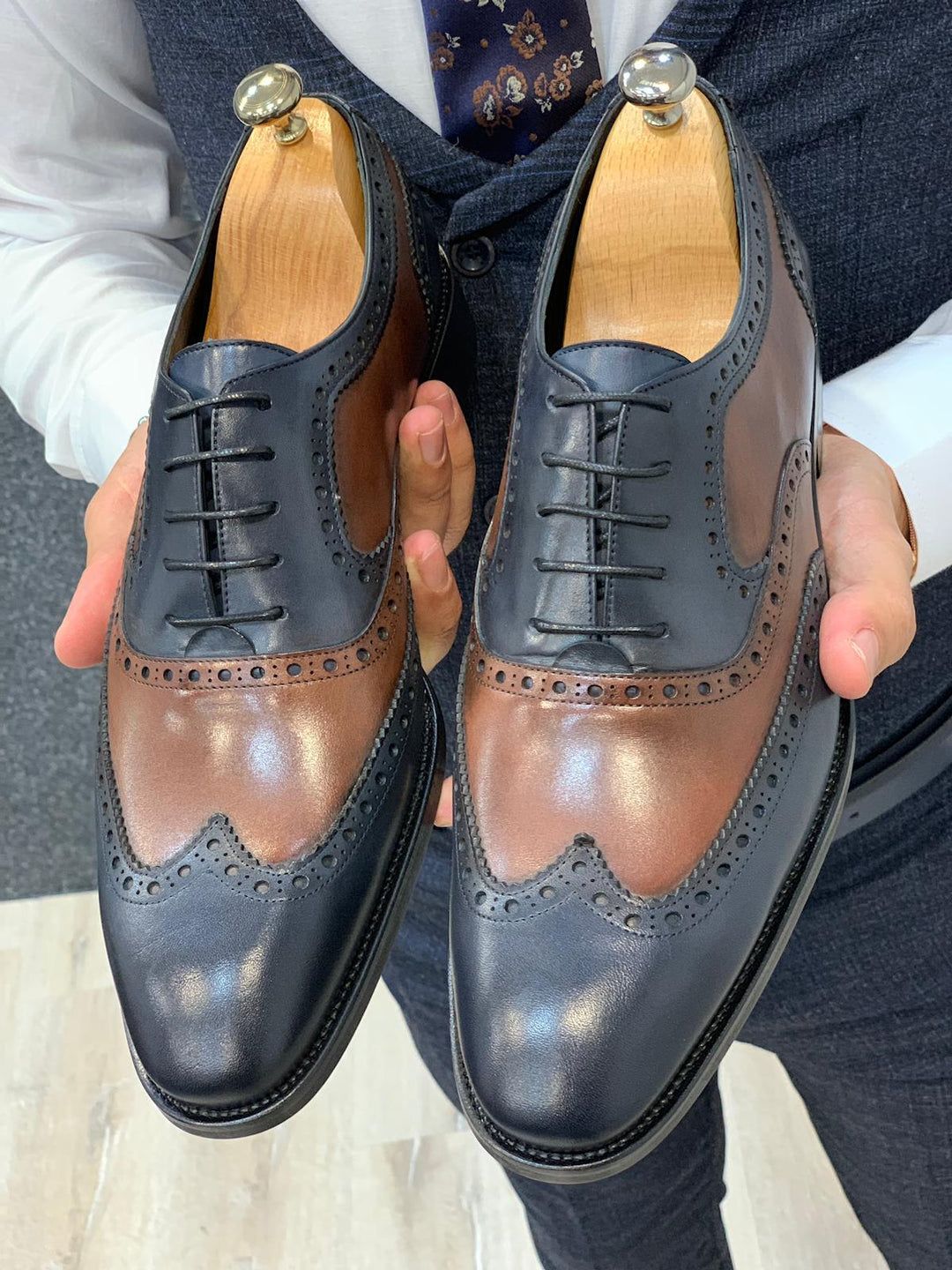 Men's black & tan leather oxford shoes with brogue punch
