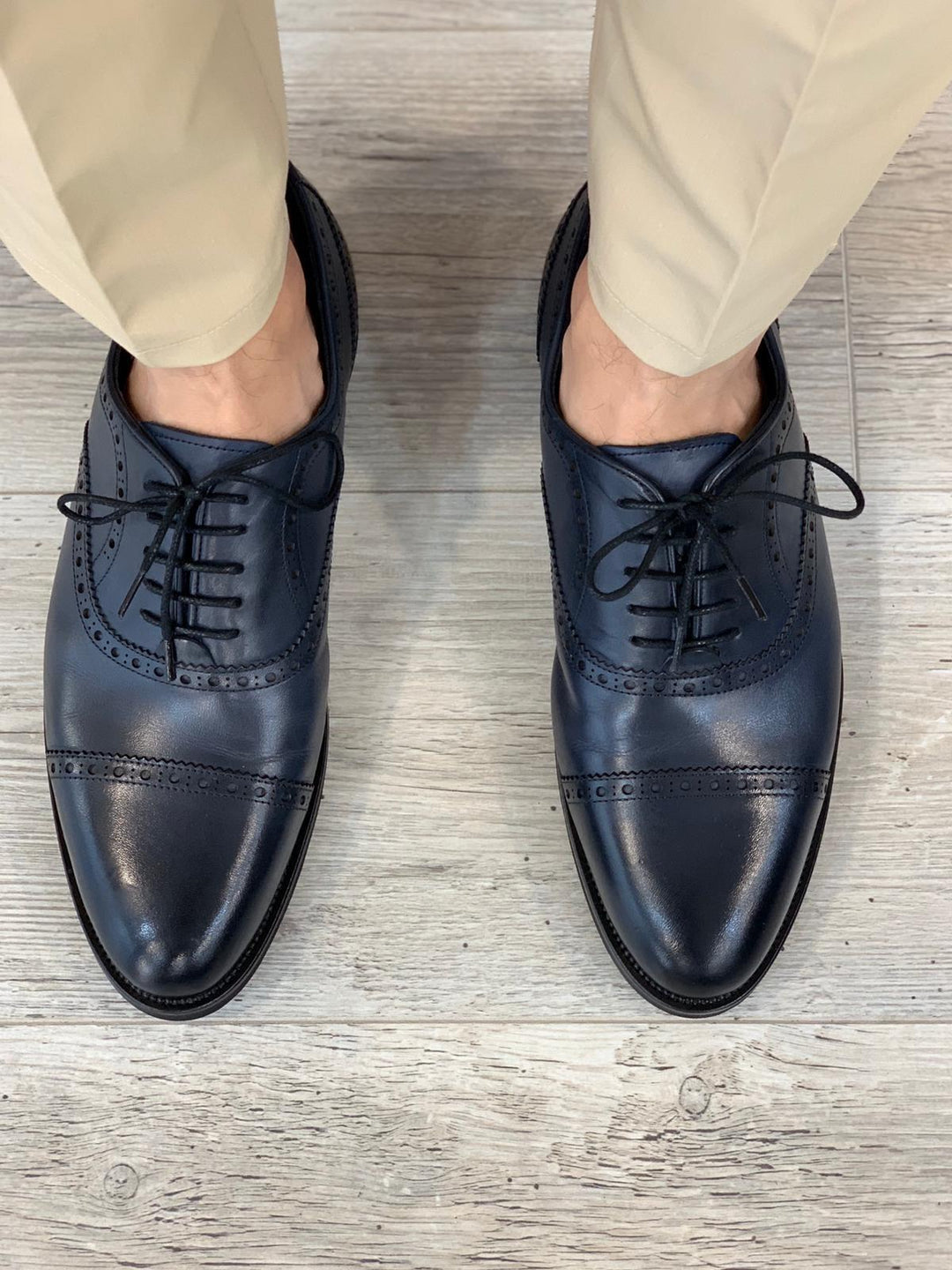 Exclusive Men's Leather Oxford Shoes: Black & Grey, Handcrafted with Comfort in Mind. Italian Buff Leather, Intricate Stitching, High-Performance Sole