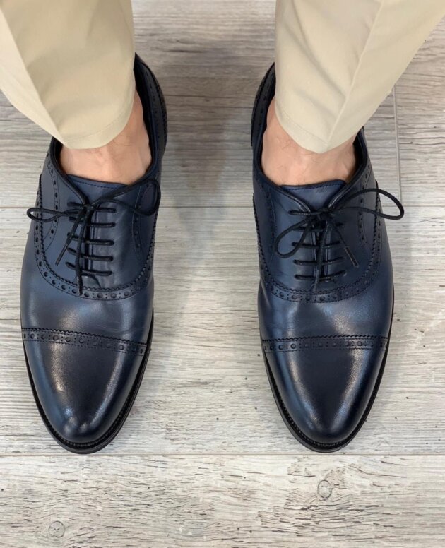 Exclusive Men's Leather Oxford Shoes: Black & Grey, Handcrafted with Comfort in Mind. Italian Buff Leather, Intricate Stitching, High-Performance Sole